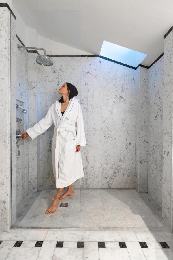 Qc Termeroma Spa And Resort Fiumicino Esterno foto A woman wearing a bathrobe