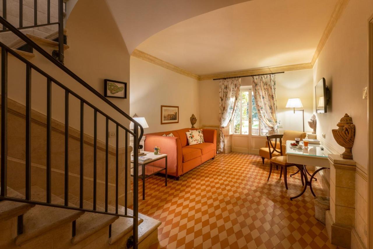 Qc Termeroma Spa And Resort Fiumicino Esterno foto A living room in a typical hotel suite