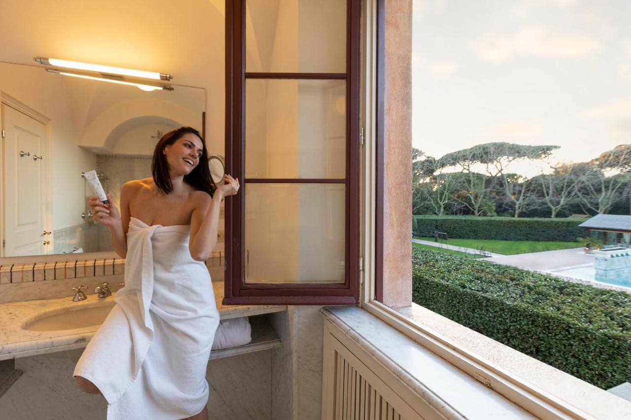 Qc Termeroma Spa And Resort Fiumicino Esterno foto A woman in a bathrobe