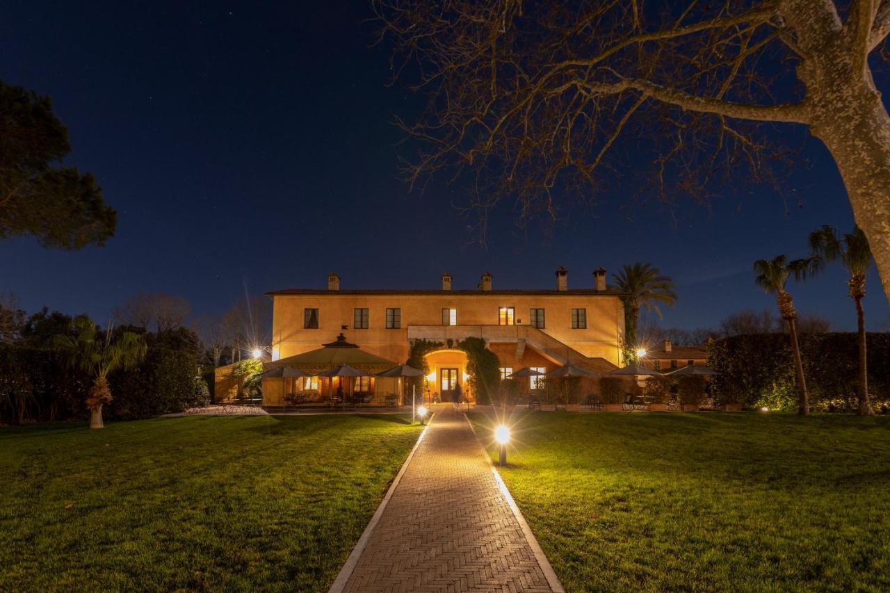 Qc Termeroma Spa And Resort Fiumicino Esterno foto The hotel at night