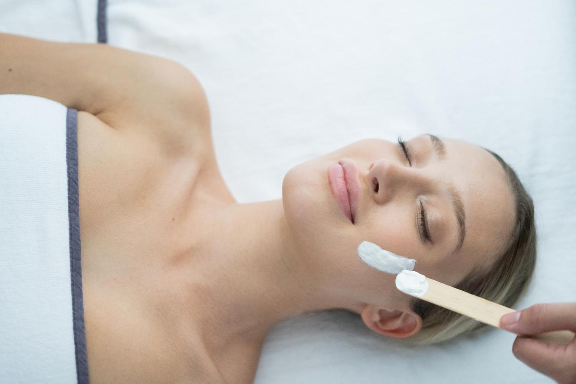 Qc Termeroma Spa And Resort Fiumicino Esterno foto A woman receiving a facial chemical peel