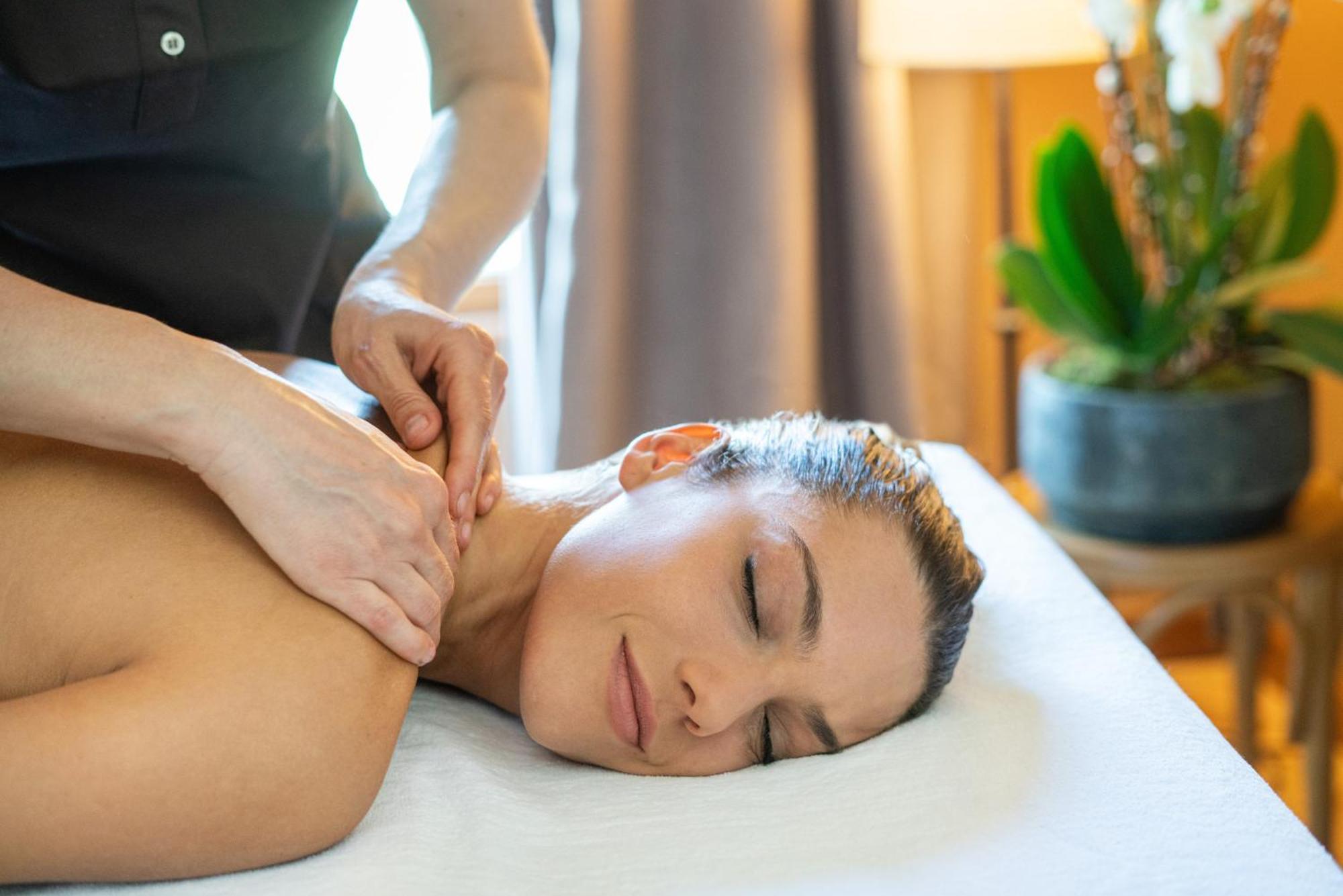 Qc Termeroma Spa And Resort Fiumicino Esterno foto A woman receiving a massage